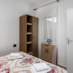 Vakantiehuis 3 Bedroom In Crikvenica